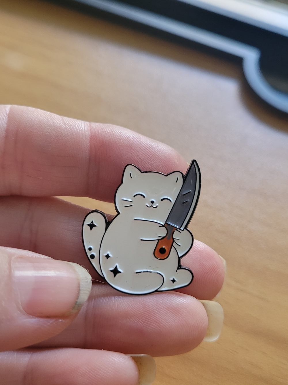 🍁NEW🍁Cream Cat Enamel Brooch Pin with Knife Detail